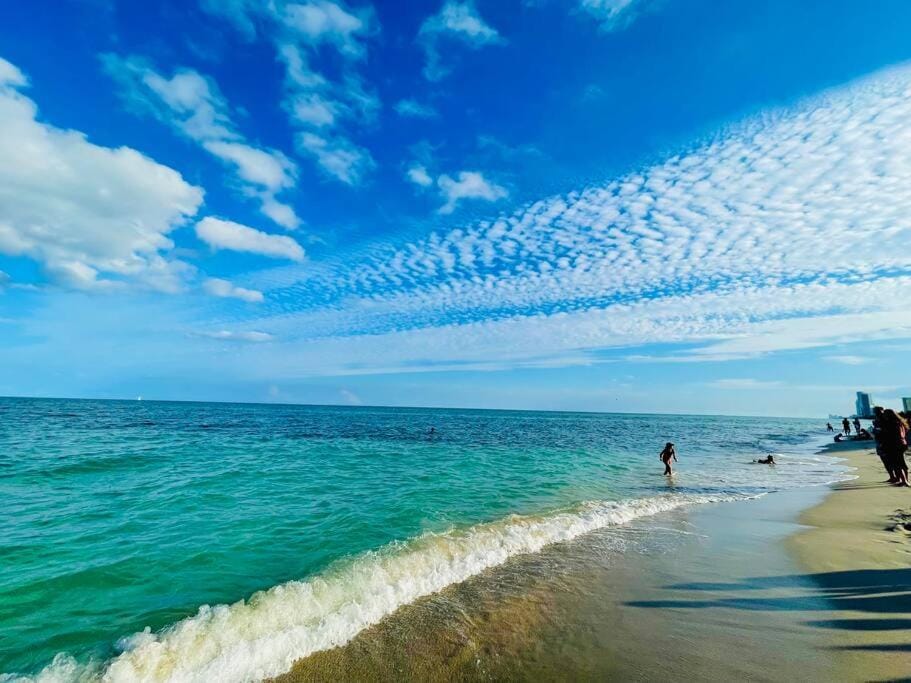 LUXURY APARTMENT WITH AMAZING VIEWS BY rent4us House in Hollywood Beach
