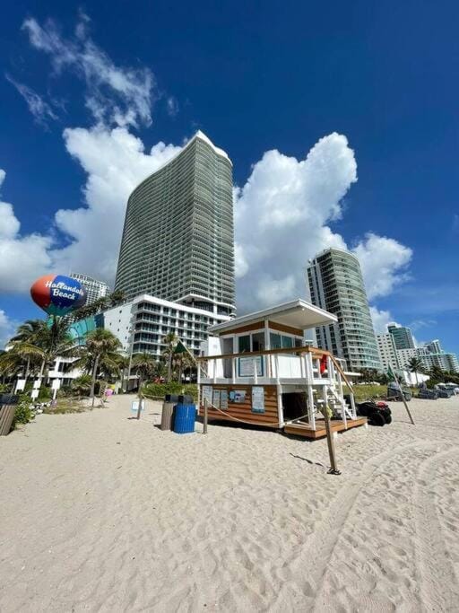 WONDERFUL SEA VIEWS AT LYFE RESORT BY rent4us Apartment in Hollywood Beach