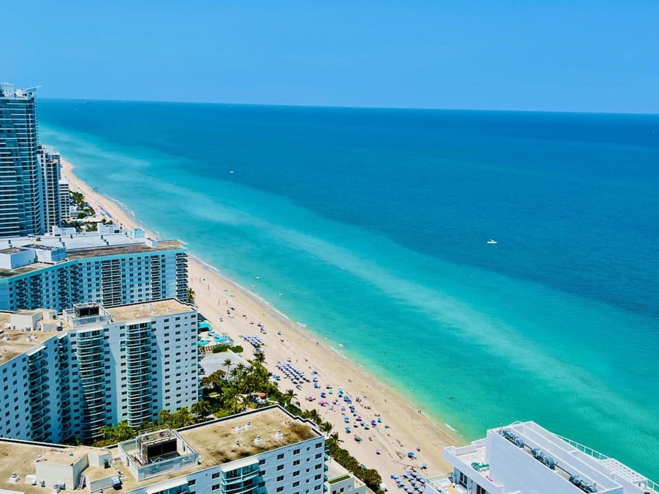 STAY AT THE TOP WITH AMAZING VIEWS By rent4us Apartment in Hollywood Beach