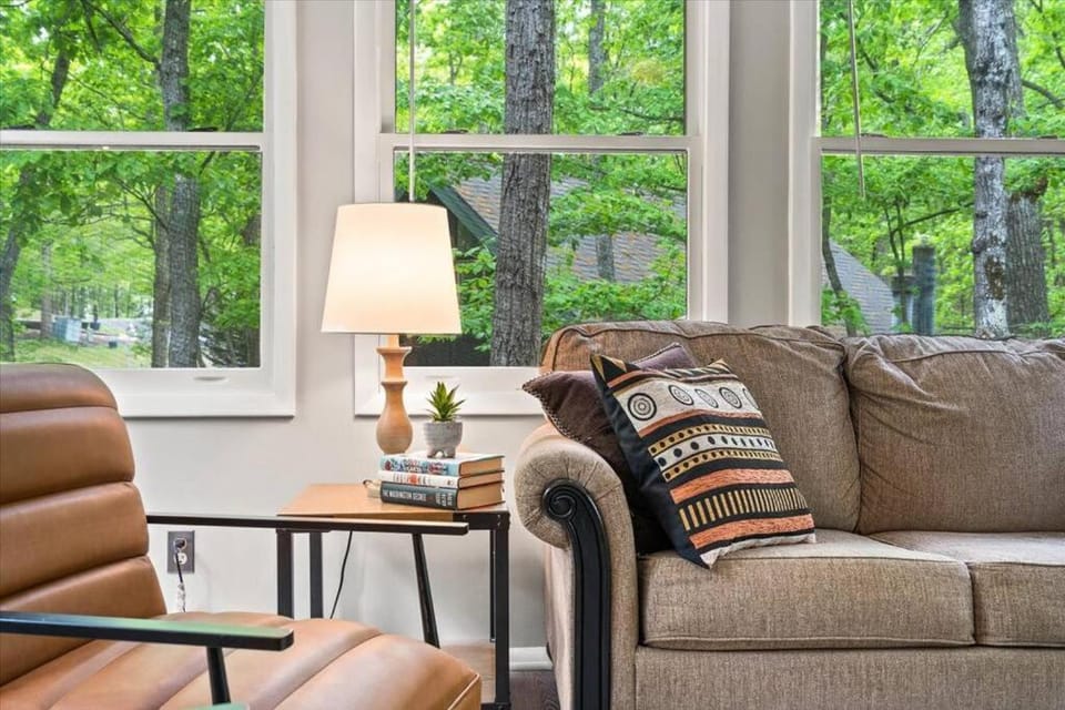 The Gingerbread House - 4 BR chalet, Sunroom, Deck, sleeps 10, modern amenities Chalet in Massanutten