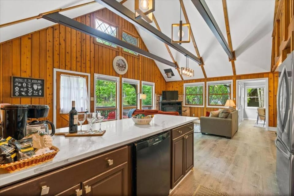 The Gingerbread House - 4 BR chalet, Sunroom, Deck, sleeps 10, modern amenities Chalet in Massanutten