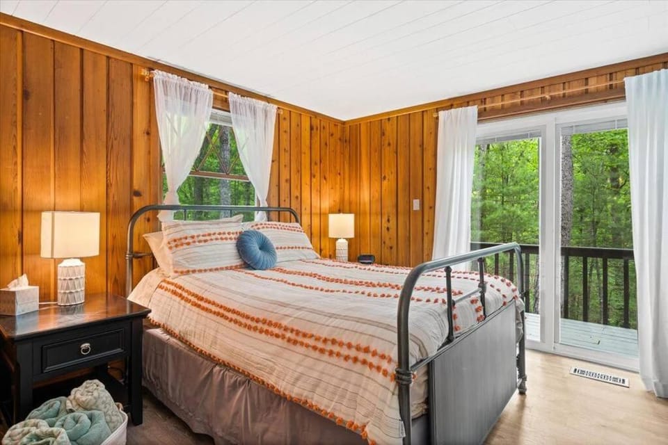 The Gingerbread House - 4 BR chalet, Sunroom, Deck, sleeps 10, modern amenities Chalet in Massanutten