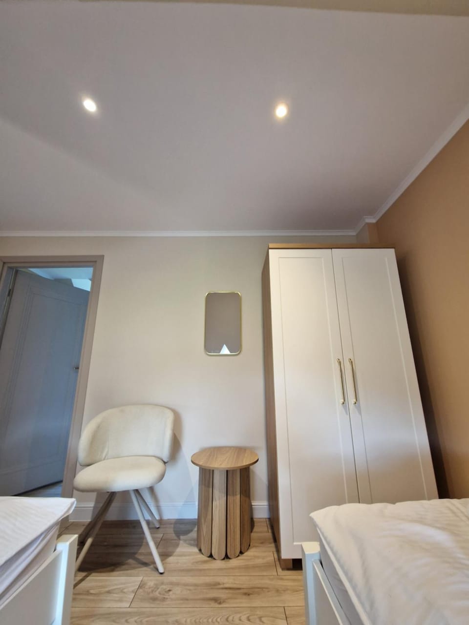 Photo of the whole room, Bedroom, wardrobe