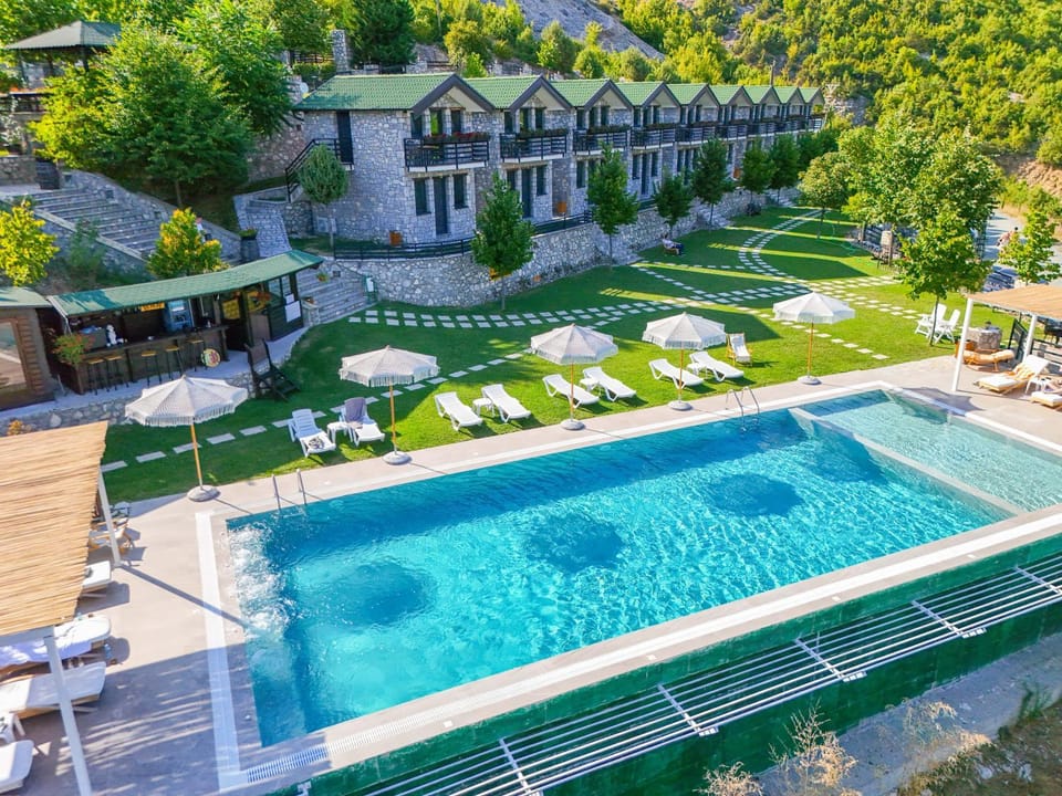 Property building, Day, Natural landscape, Garden, Swimming pool