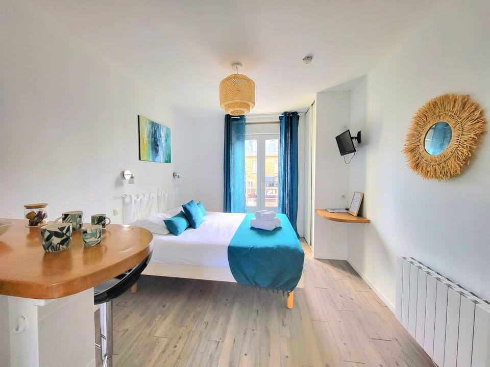 Bed, TV and multimedia, Photo of the whole room, towels