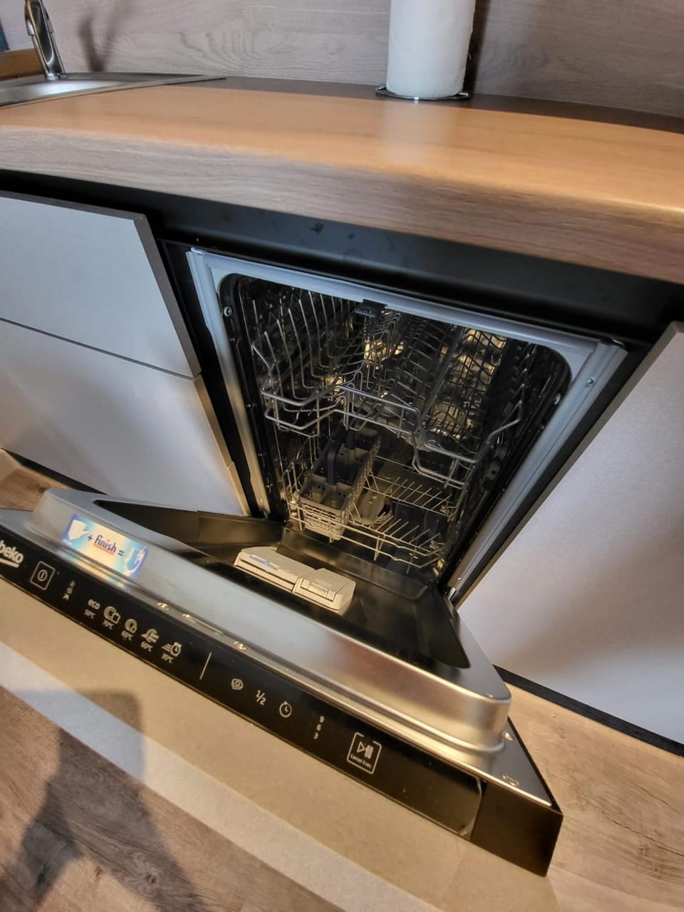 Kitchen or kitchenette, dishwasher