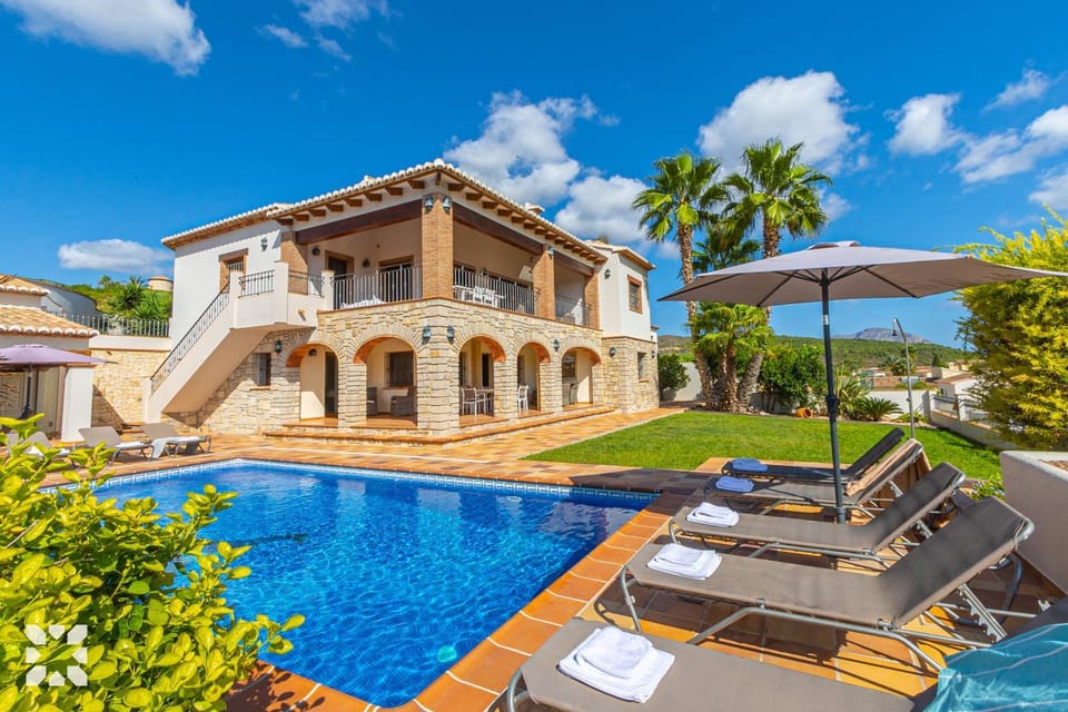 Property building, Patio, Spring, Day, Natural landscape, Garden, Garden view, Pool view, Swimming pool, sunbed