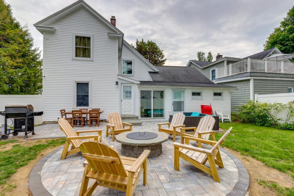 Downtown Retreat w/ Grill, Fire Pit & Wet Bar House in Queensbury