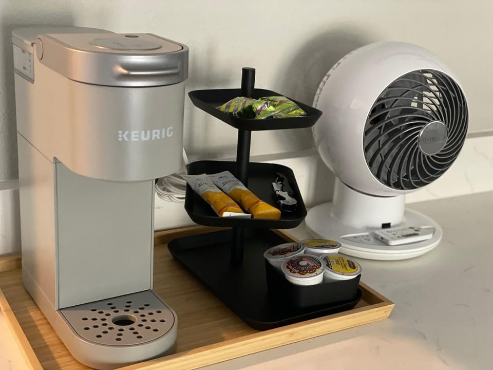 Coffee/tea facilities, Kitchen or kitchenette, fireplace