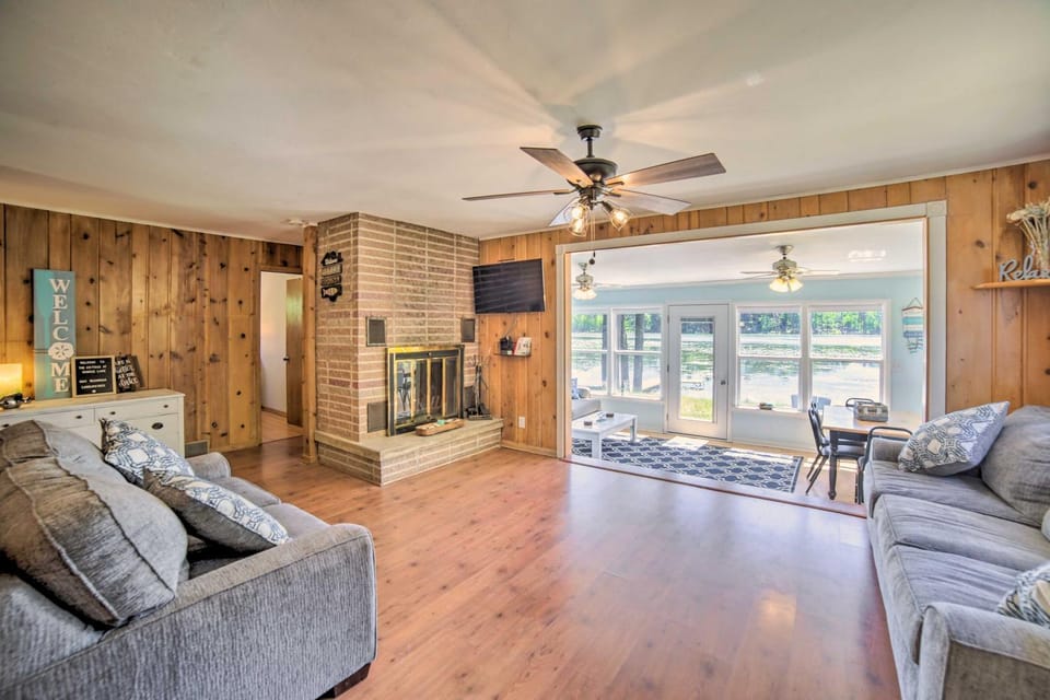 Lakefront Wisconsin Cottage w/ Dock & Hot Tub! House in Wisconsin