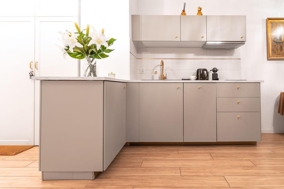 Kitchen or kitchenette, dishwasher, microwave, minibar, stove