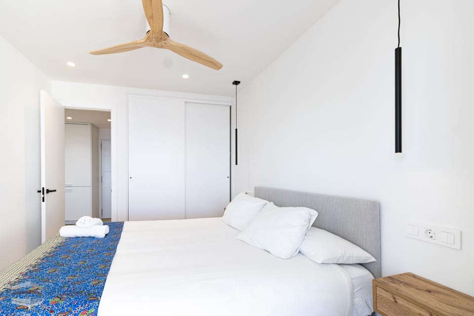 Photo of the whole room, Bedroom, wardrobe