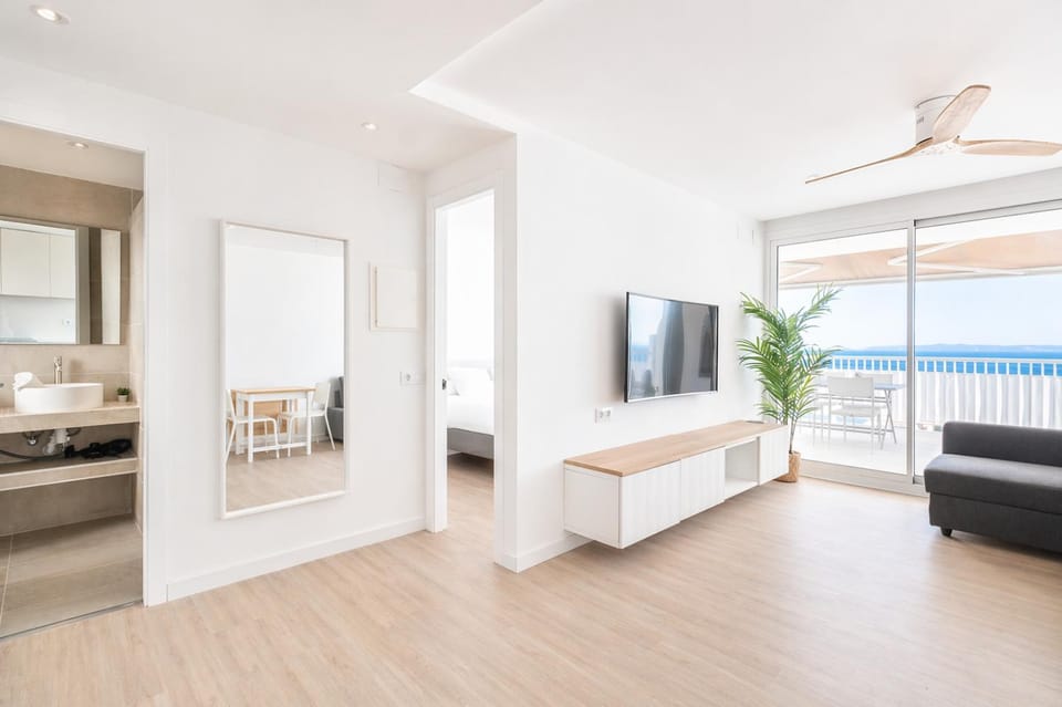 Bed, Bathroom, TV and multimedia, Living room