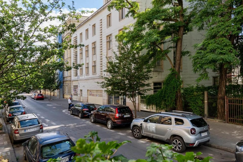 Property building, Neighbourhood