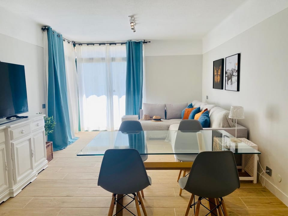 Communal lounge/ TV room, Seating area, Dining area