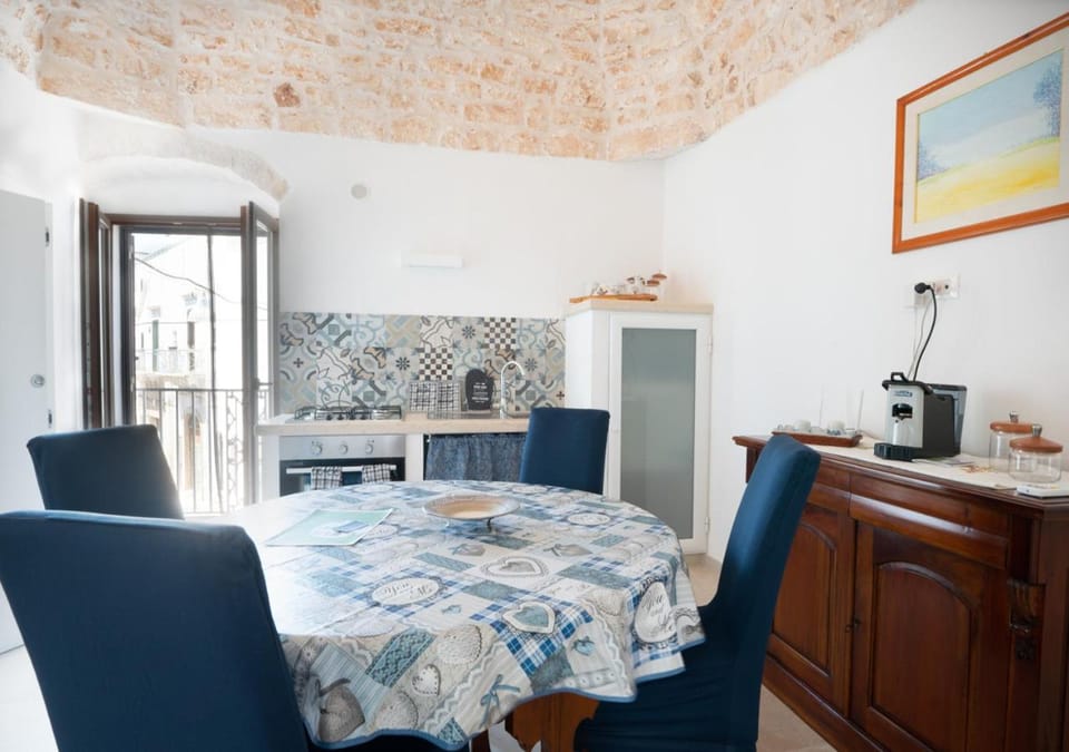 Kitchen or kitchenette, Seating area, Dining area, Lunch, stove, kitchen, air conditioner