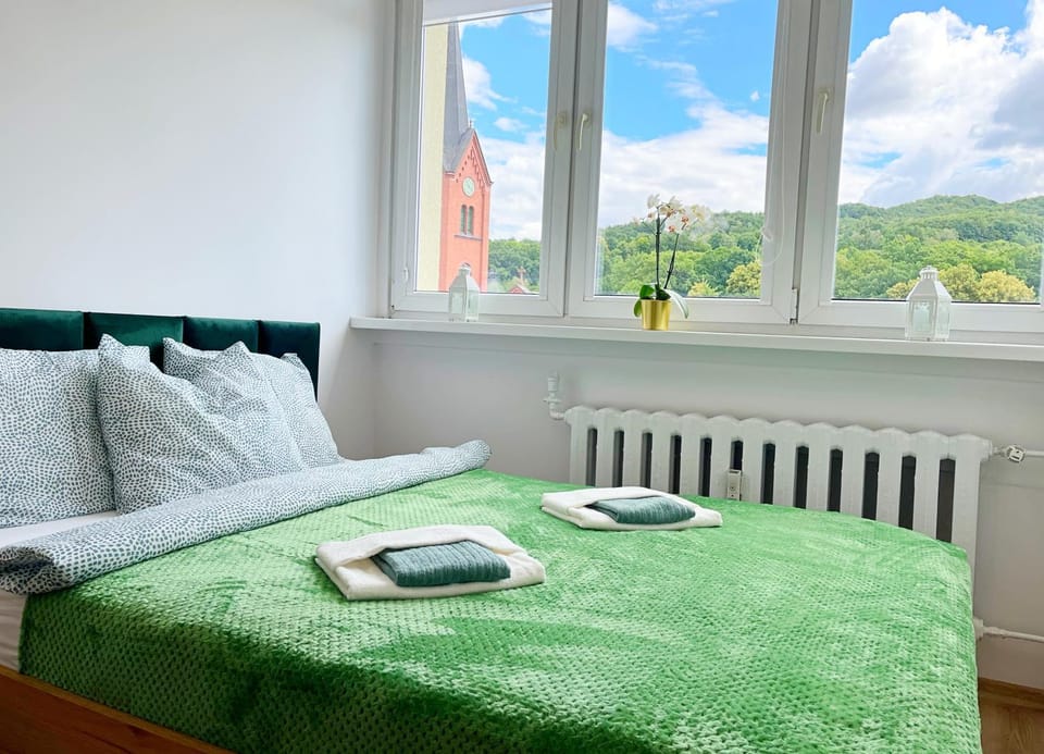 Bed, Bedroom, Mountain view