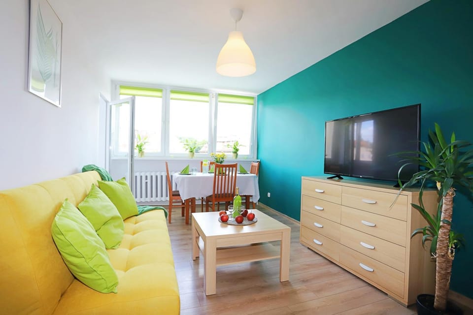 Communal lounge/ TV room, TV and multimedia, Living room, Seating area, Dining area