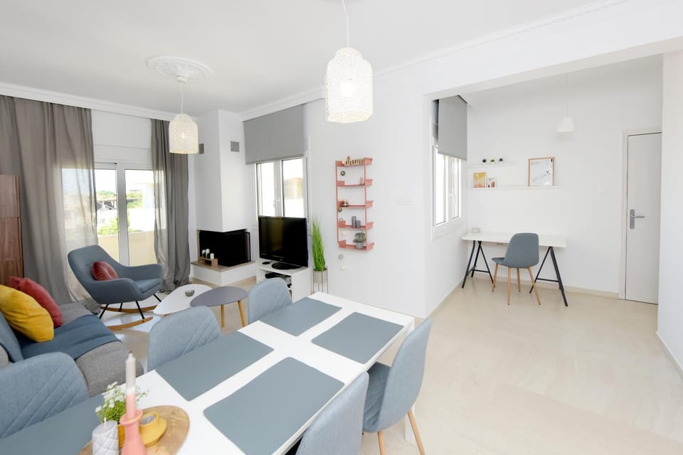 TV and multimedia, Living room, Seating area, Dining area