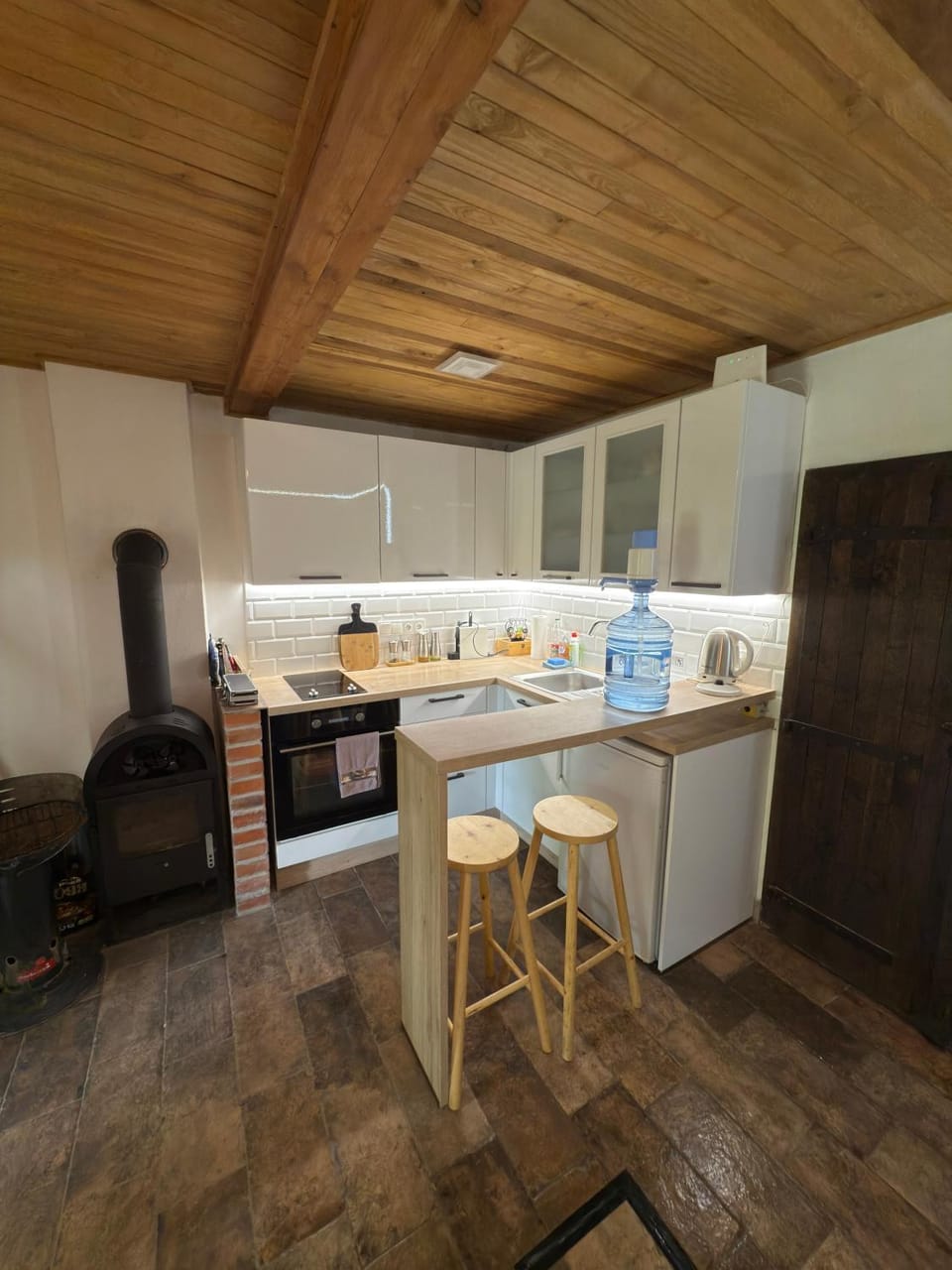 Kitchen or kitchenette, oven, stove