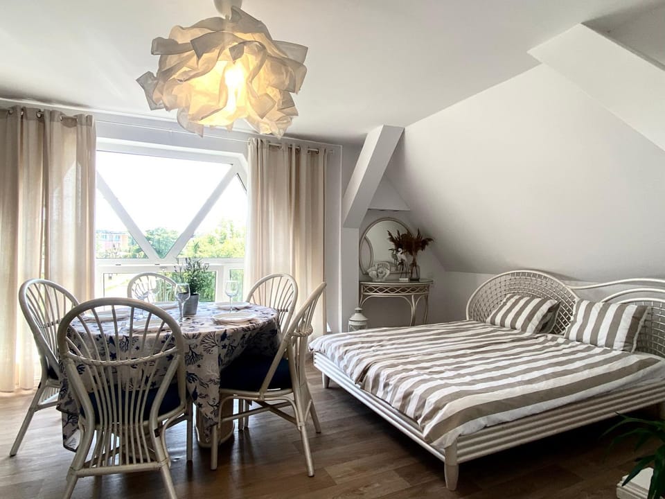 Bed, Living room, Bedroom