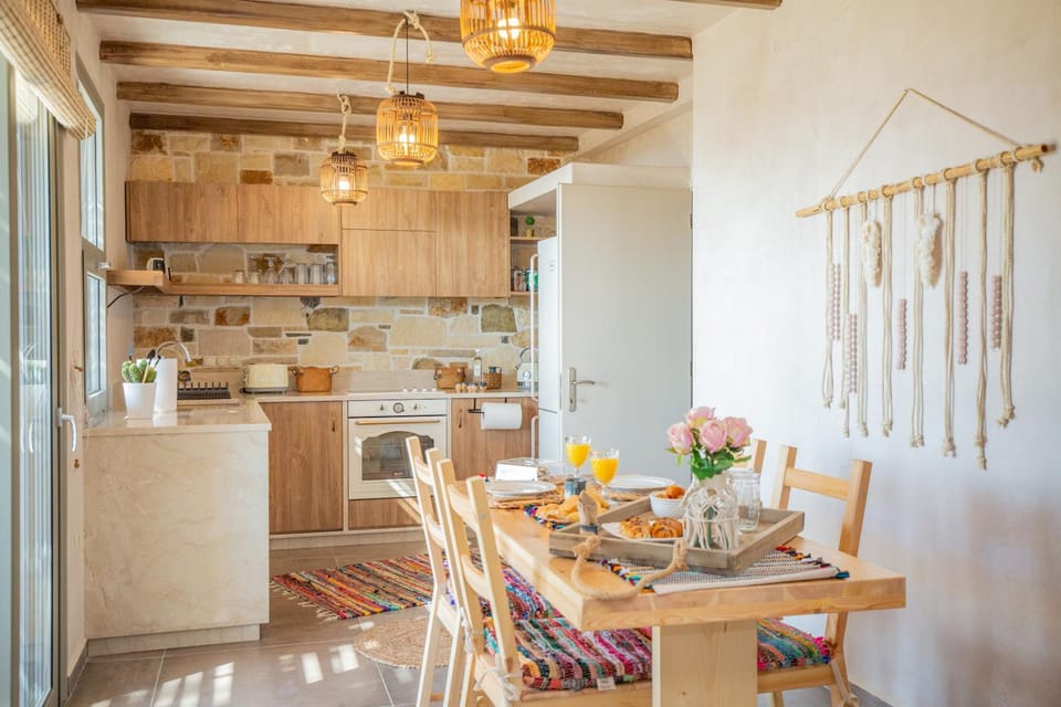 Kitchen or kitchenette, Dining area, pet friendly, stove