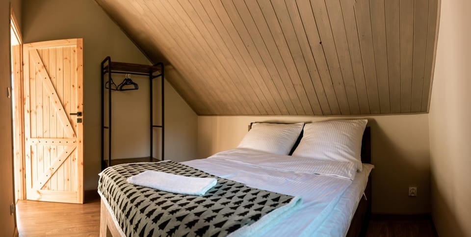 Bed, Photo of the whole room, Bedroom, towels