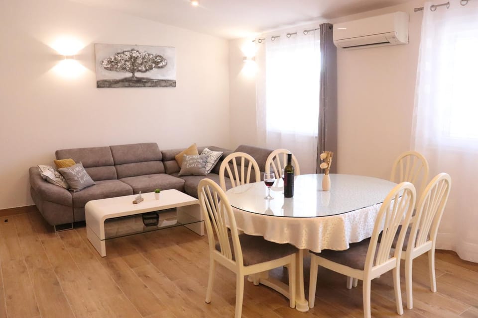 Apartment MARY- 2 free parking, near Mall of Split Apartment in Split