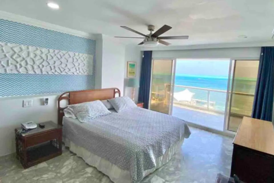Photo of the whole room, Sea view