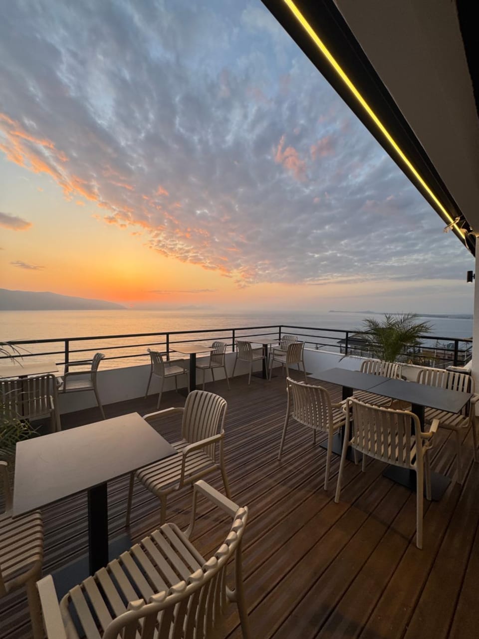 Restaurant/places to eat, Day, View (from property/room), Balcony/Terrace, Banquet/Function facilities, Sunset