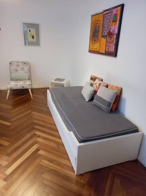 Cálido apartamento a 8 cuadras del mar y a 3 de 18 Julio Estarán acompañados por una gatita que vive alli Apartment in Montevideo Department, Uruguay