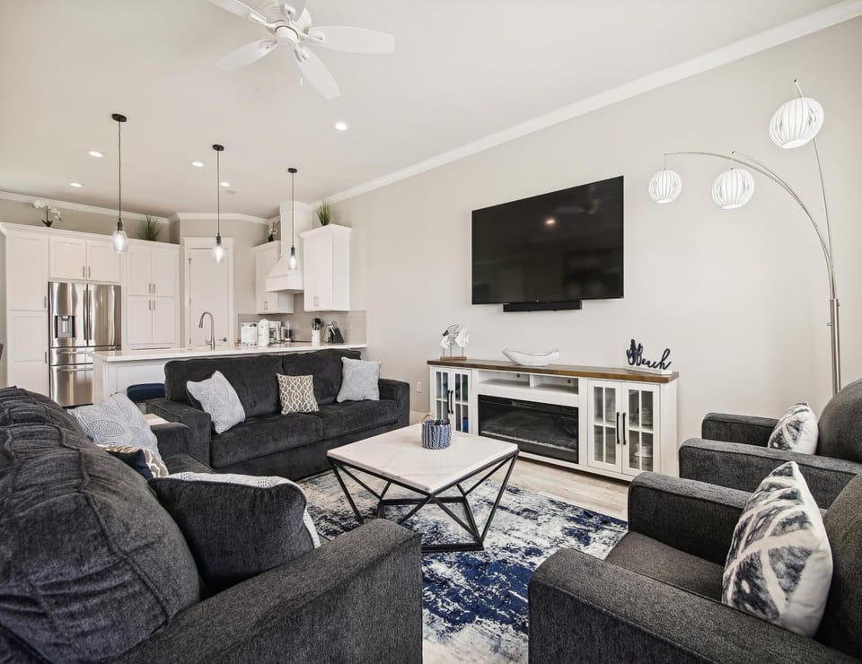 TV and multimedia, Kitchen or kitchenette, Living room, Seating area, fireplace, furniture