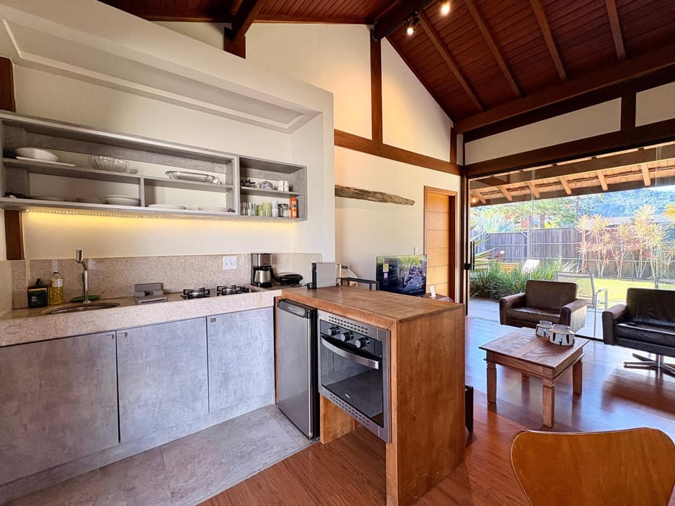 Kitchen or kitchenette, minibar, stove