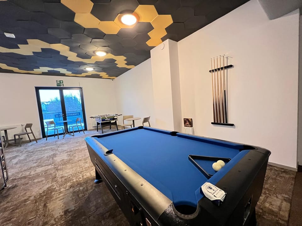 Billiard, Game Room