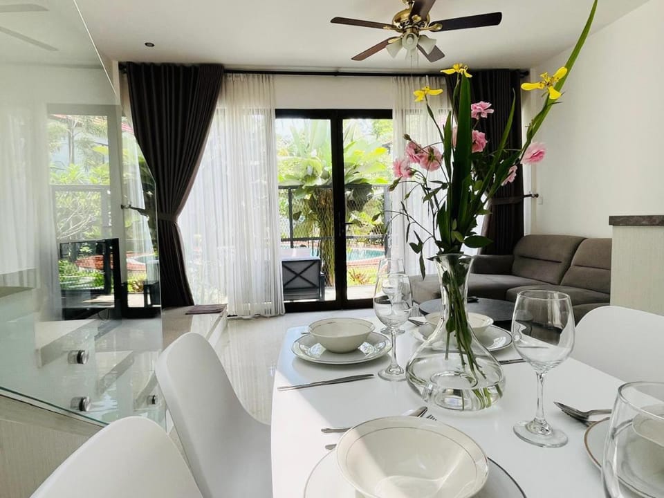 TV and multimedia, Living room, Seating area, Dining area, air conditioner