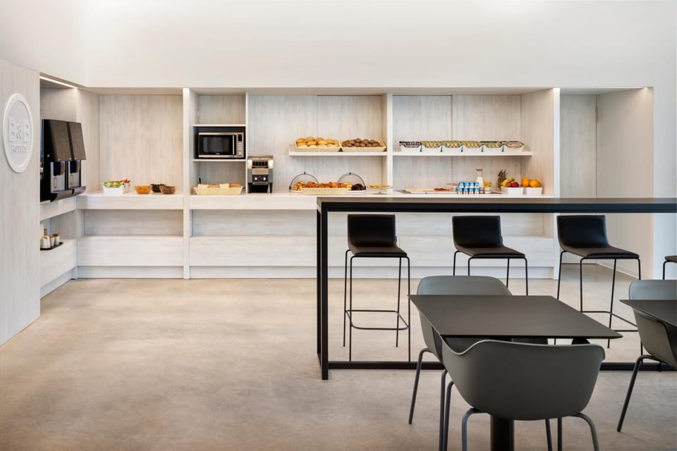 Restaurant/places to eat, Living room