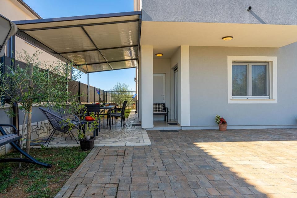 Property building, Patio, Day, Garden, View (from property/room), Balcony/Terrace, Dining area, Garden view
