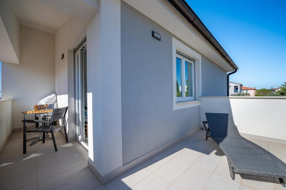 Patio, Day, Balcony/Terrace