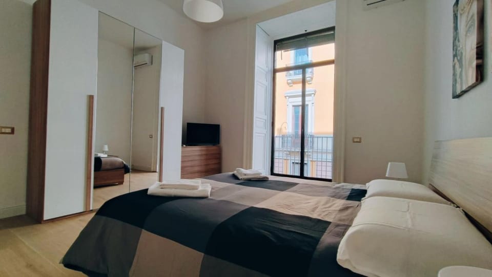 Bed, TV and multimedia, Photo of the whole room, Bedroom