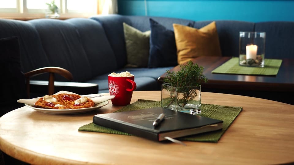 Living room, Food and drinks, Food, Lunch