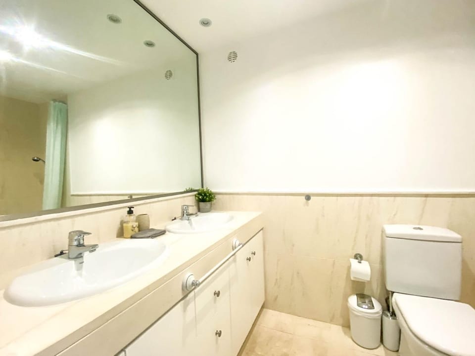 Toilet, Bathroom, towels