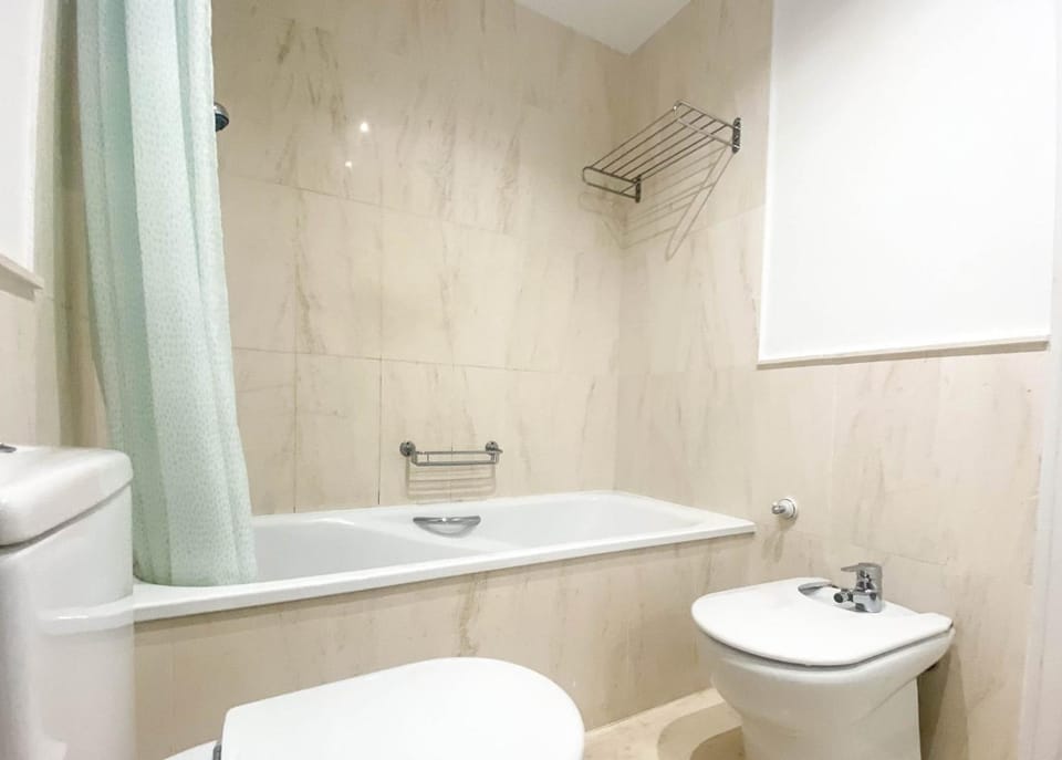 Shower, Toilet, Bathroom, Bath, towels