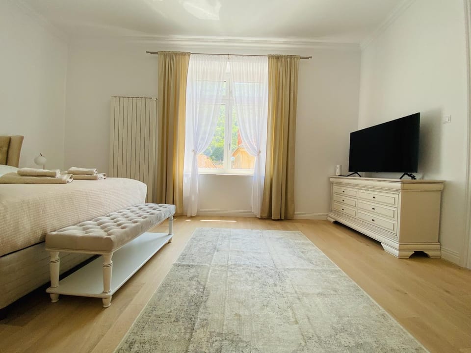 Bed, TV and multimedia, Photo of the whole room, Bedroom