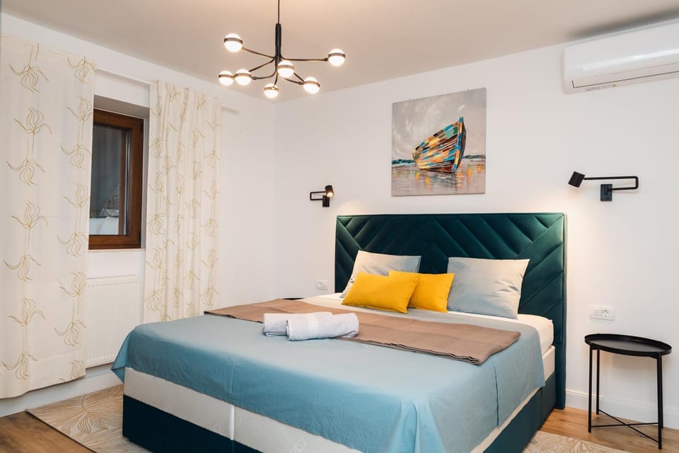 Bed, TV and multimedia, Photo of the whole room, Bedroom, safe, air conditioner
