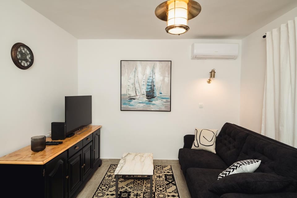 TV and multimedia, Living room, Seating area, air conditioner