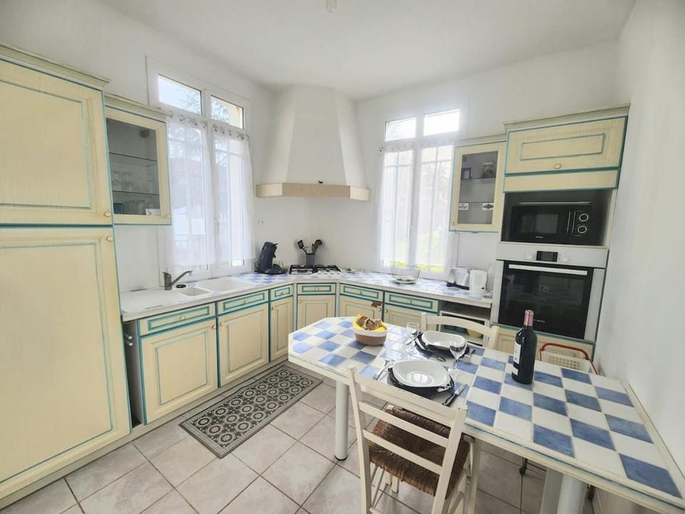 Kitchen or kitchenette, oven