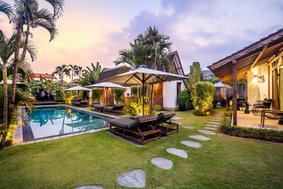 Property building, Day, Pool view, Swimming pool, sunbed