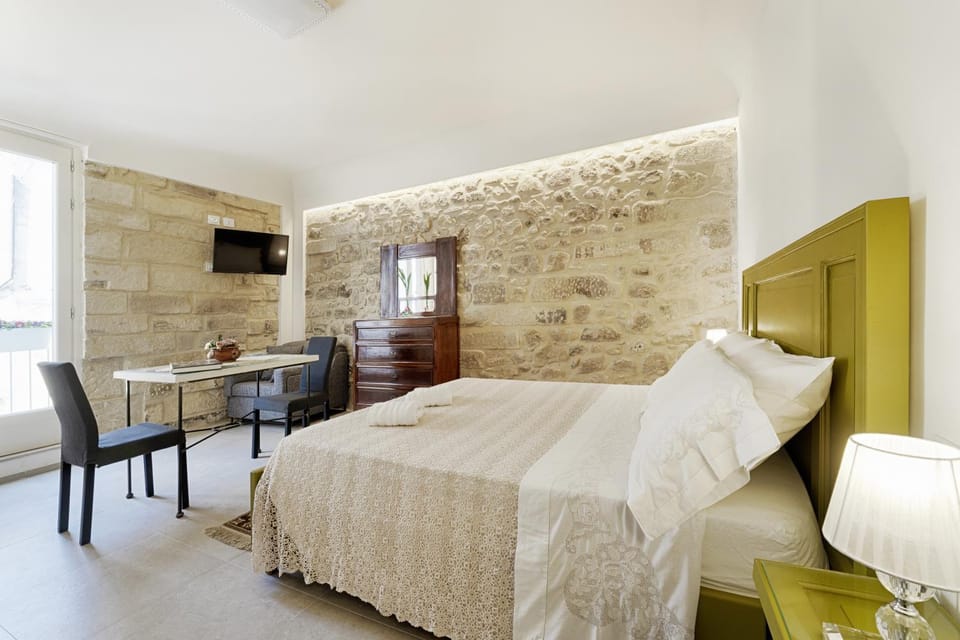 Bed, TV and multimedia, Living room, Photo of the whole room, Seating area, Dining area, Bedroom, hair dresser