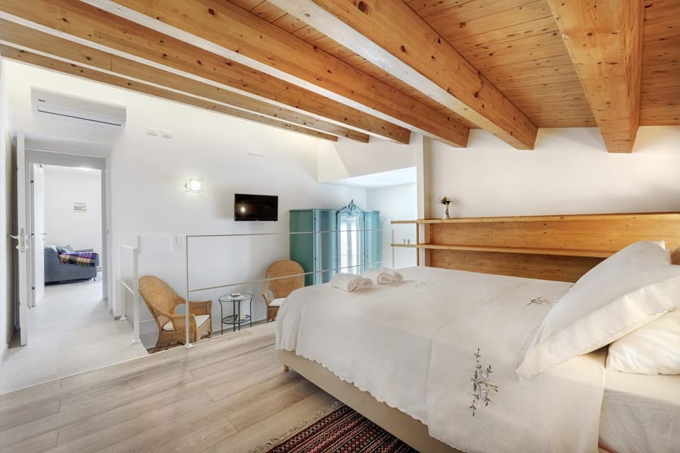 Bed, TV and multimedia, Photo of the whole room, Bedroom, towels