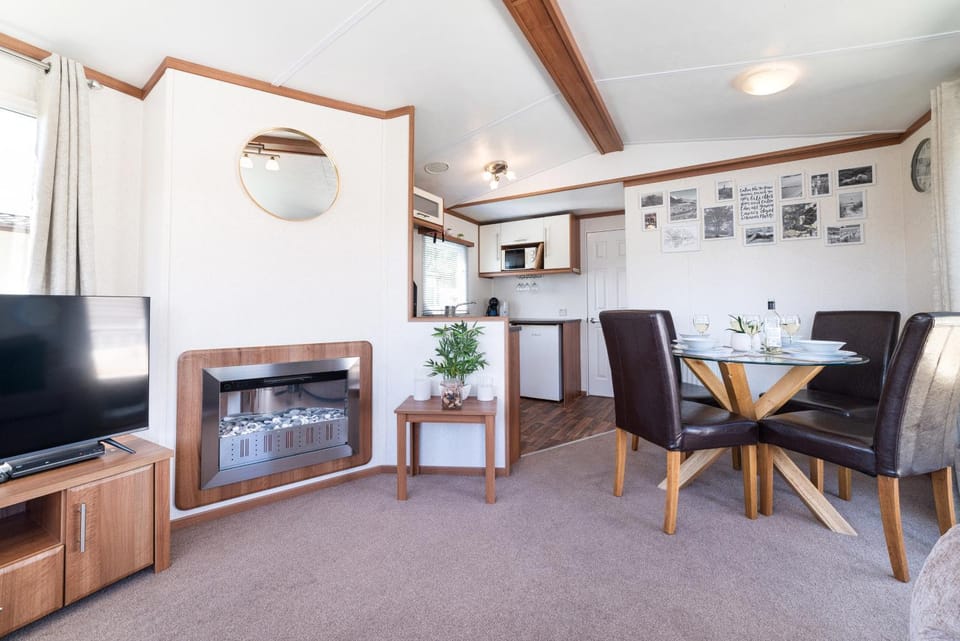 Communal lounge/ TV room, TV and multimedia, Living room, Seating area, Dining area
